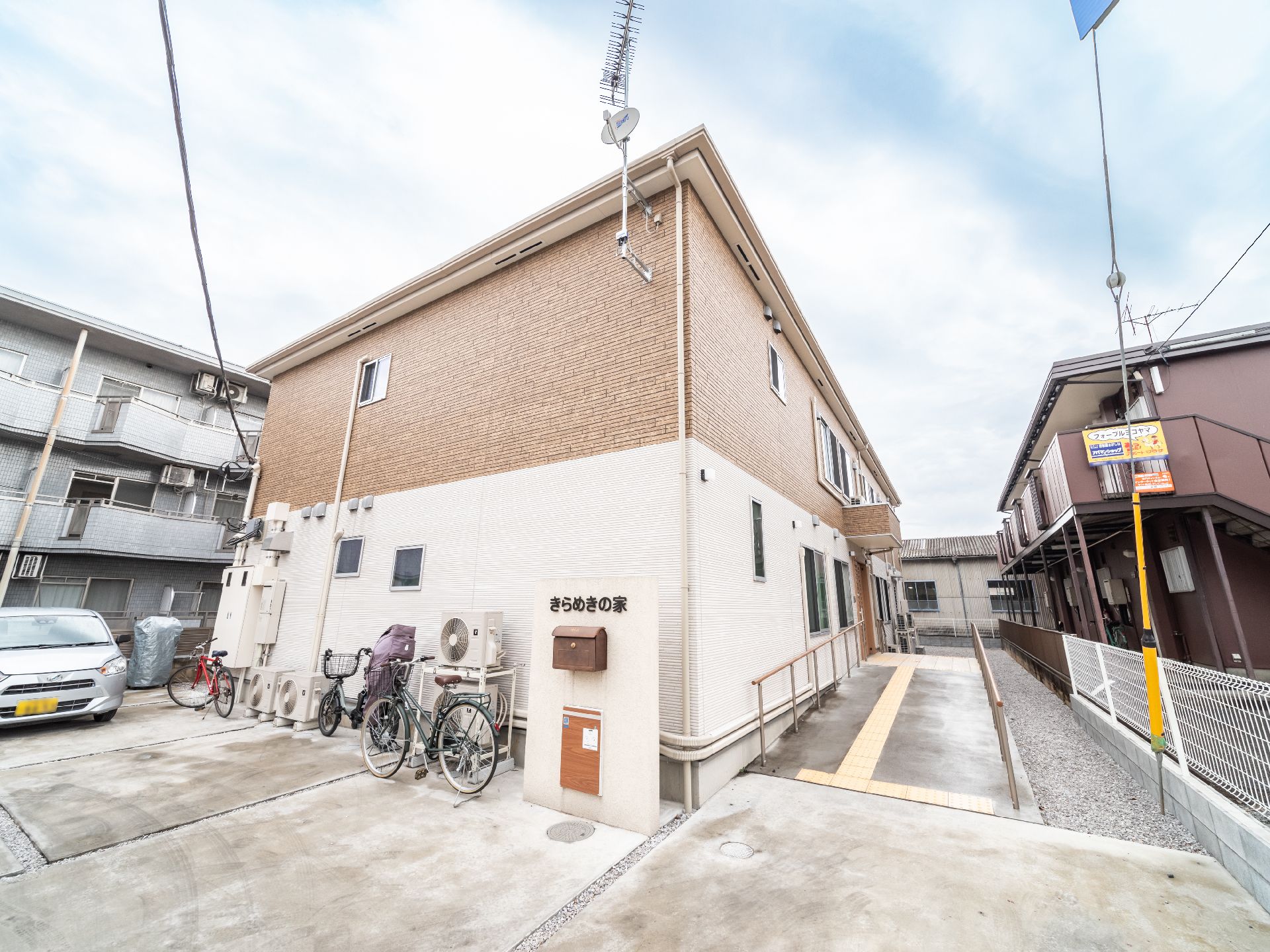 ツートーンカラーの2階建ての建物