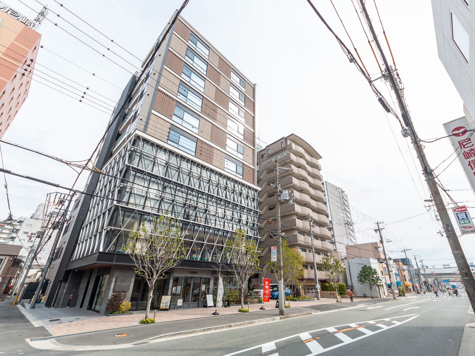 都会の角地に建つ施設