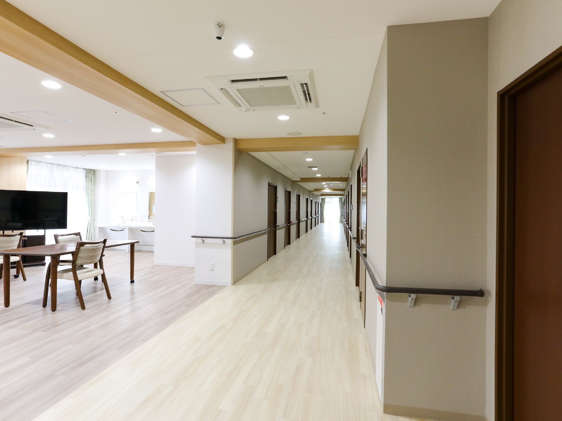手すりが設置された廊下