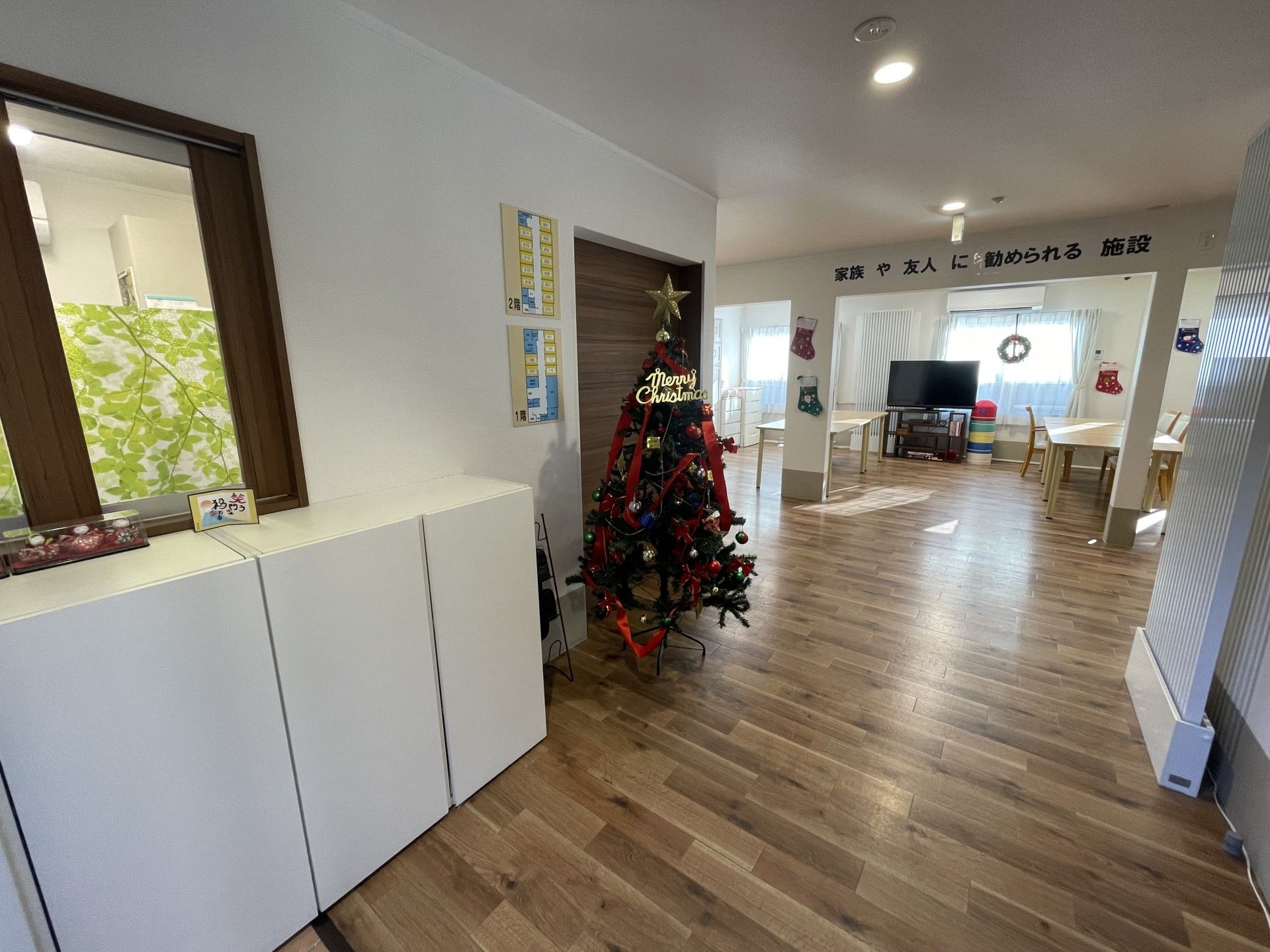 クリスマスツリーのある廊下