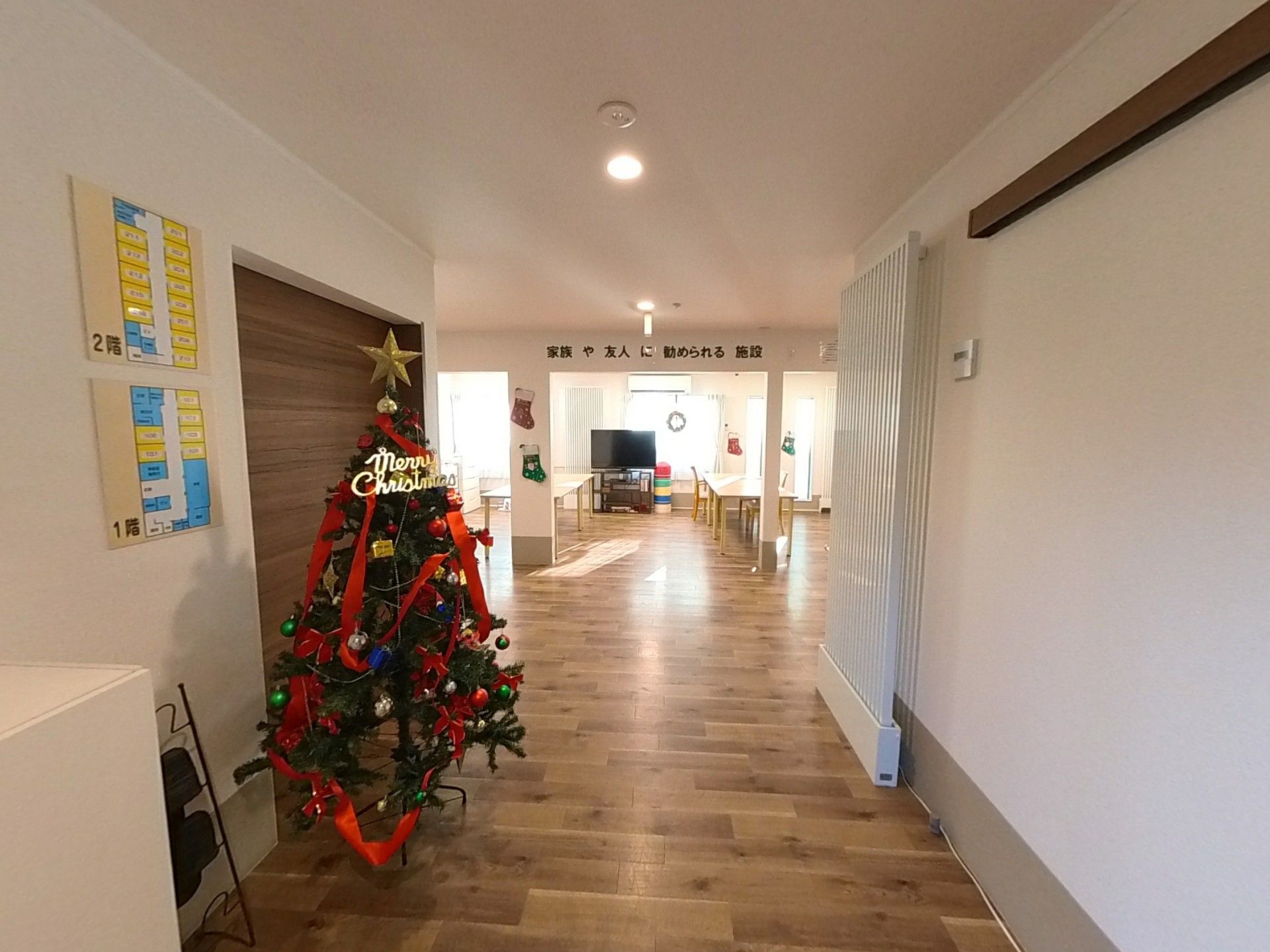 クリスマスツリーのある廊下