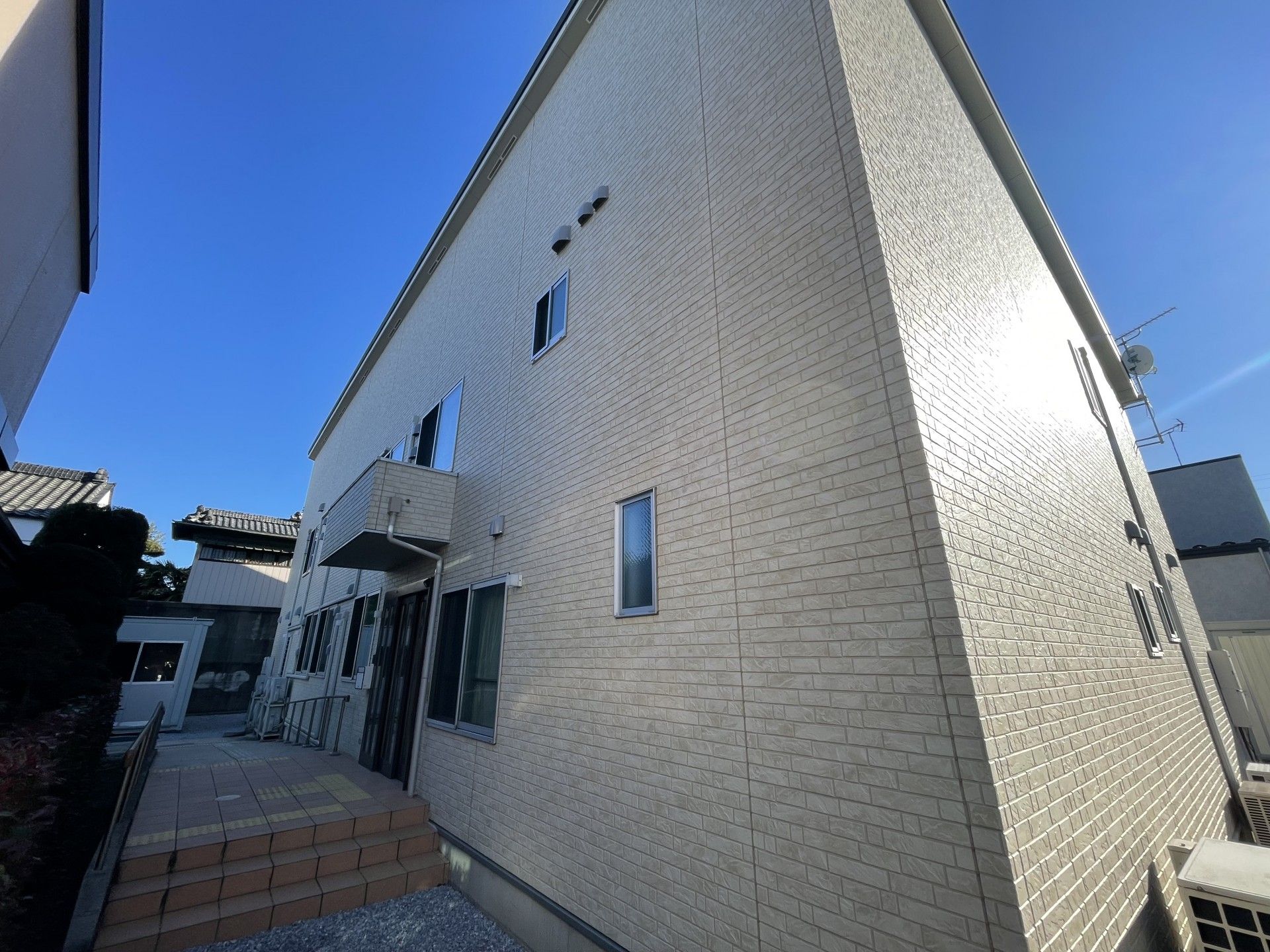 日差しを浴びる建物の外観