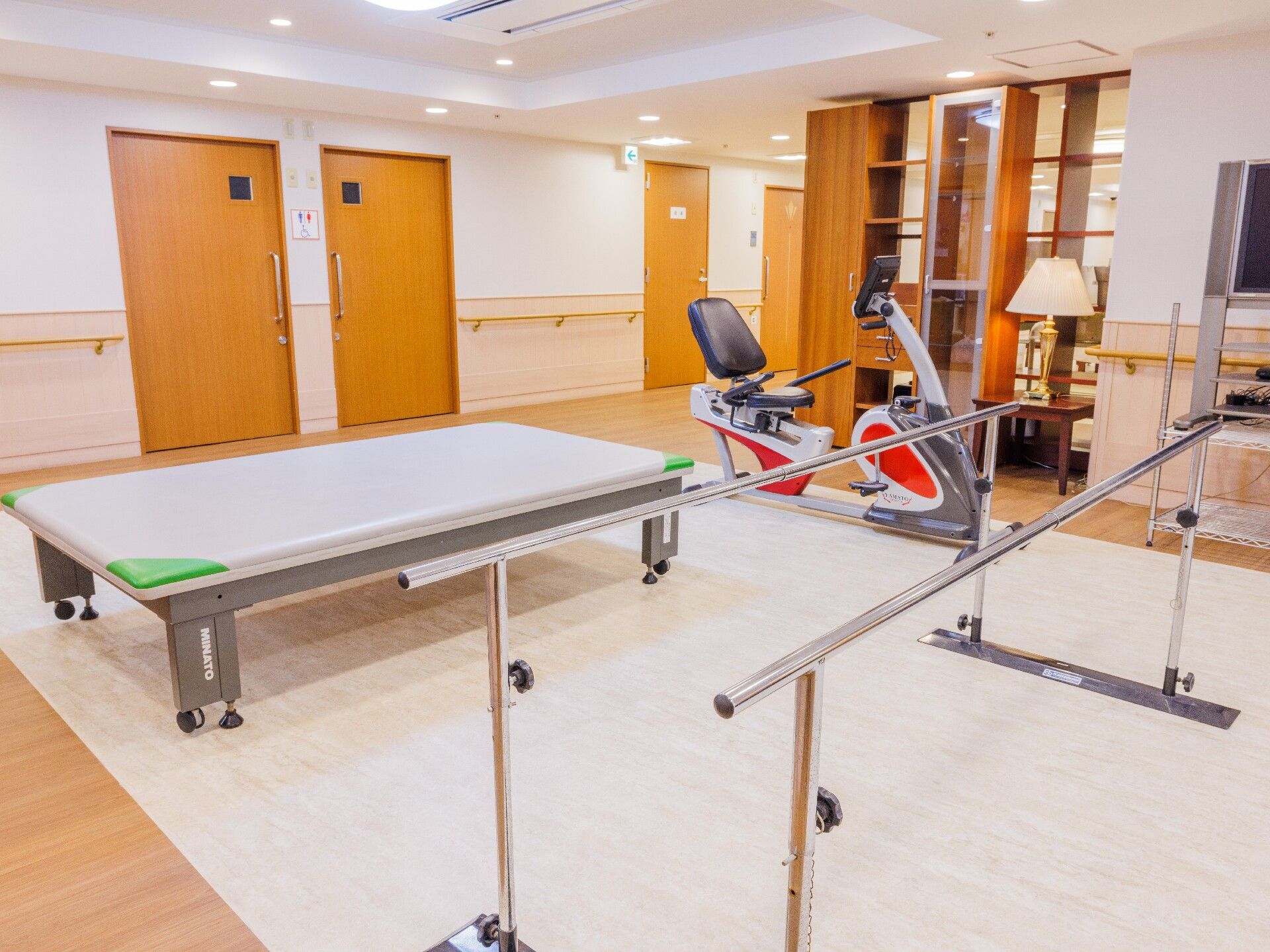 寝具付きのベッドや複数のタンスが置かれたフローリングの部屋には時計も飾られている。