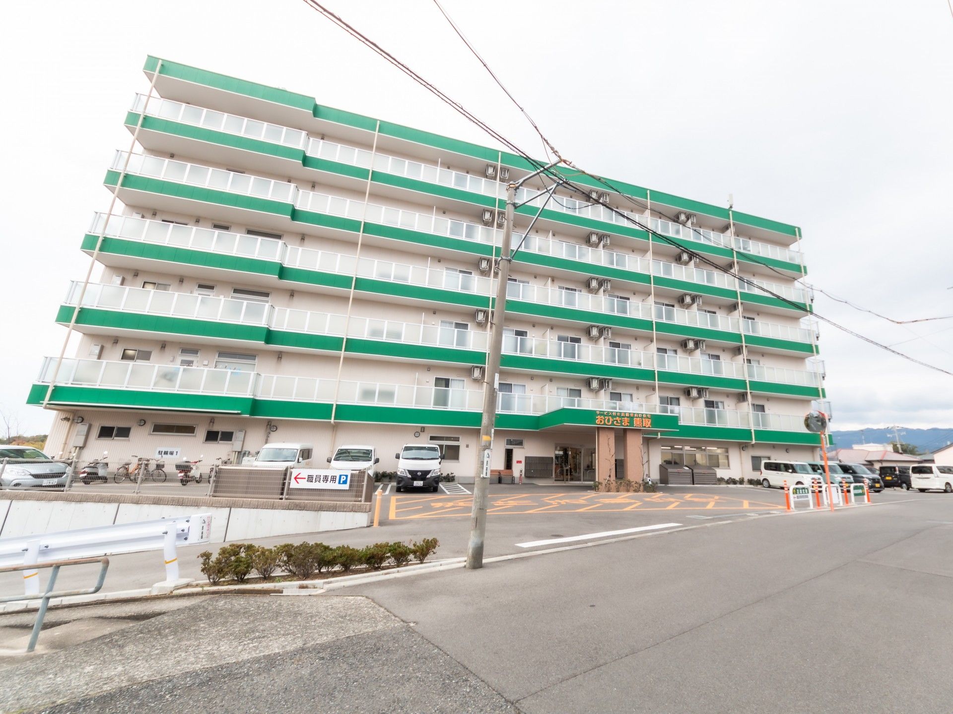 緑のラインが特徴の建物外観