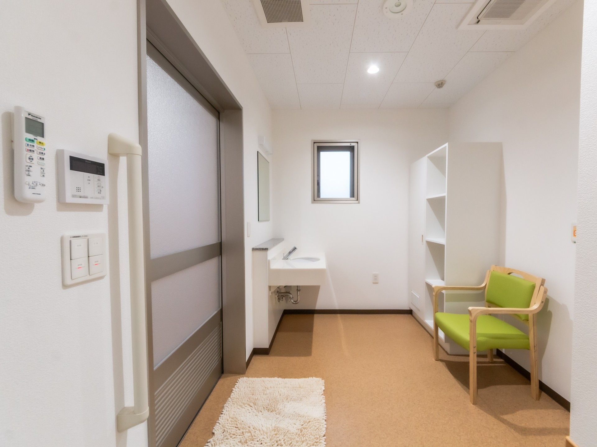 明るい個室の一角