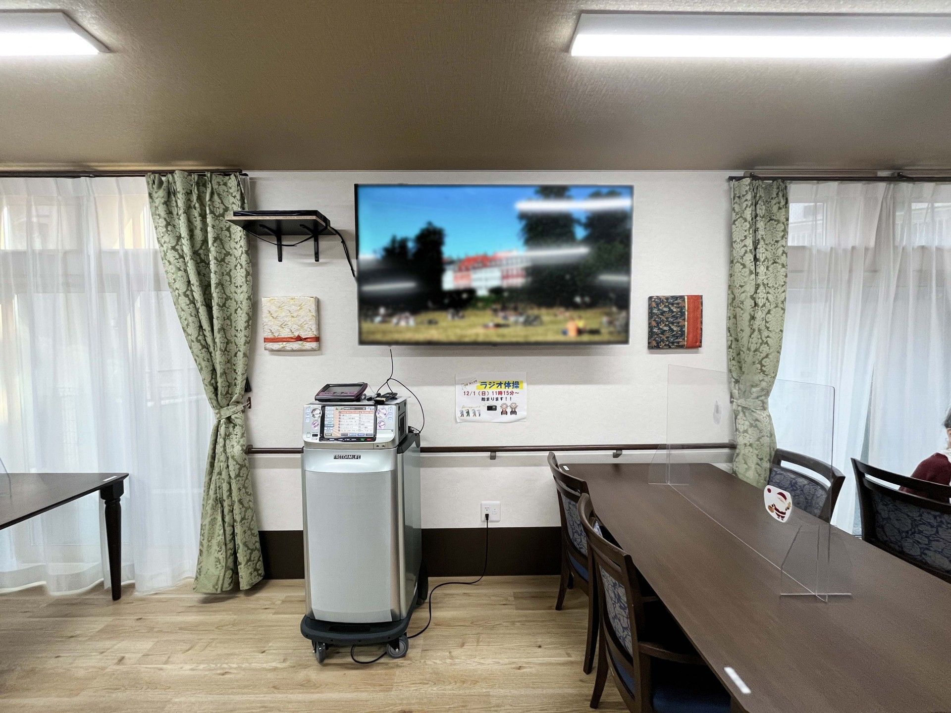 テレビと空気清浄機のある部屋