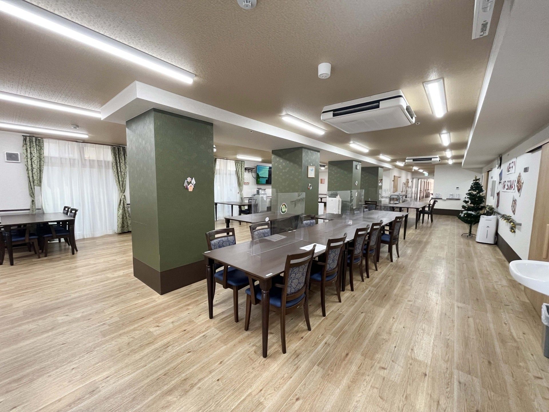 広いテーブルのある部屋