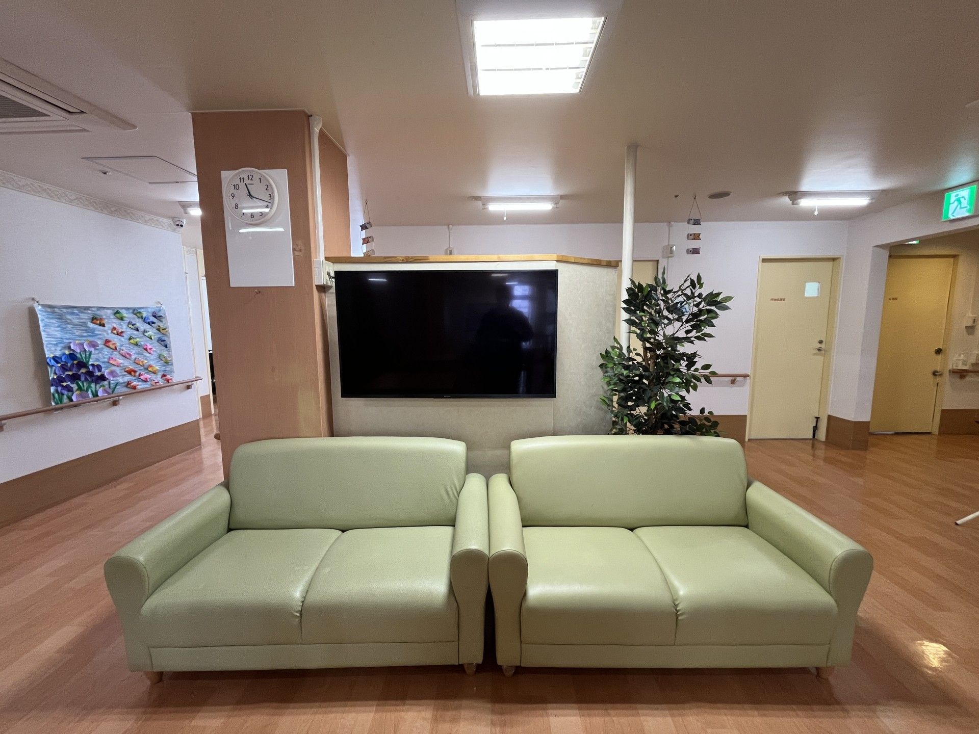 くつろぎのソファとテレビ