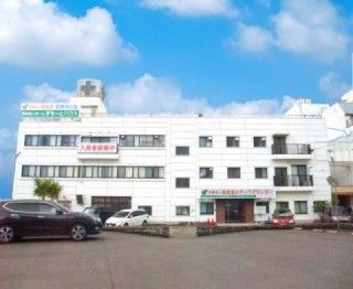 青空の下の建物外観