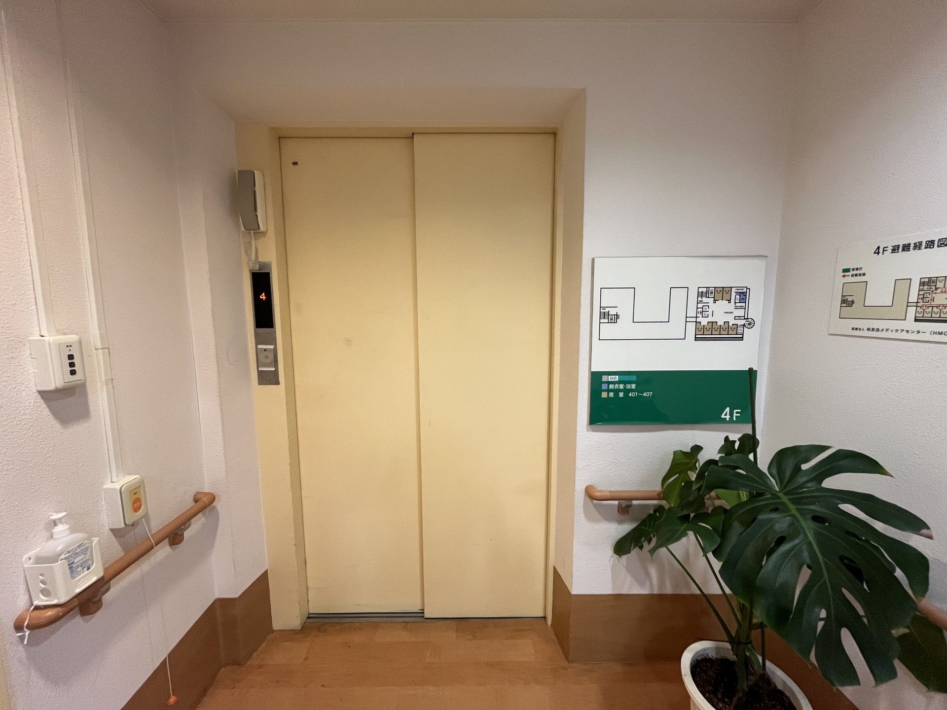 4階エレベーターホール