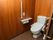 落ち着いた色合いの個室に清潔感のあるトイレが設置されている