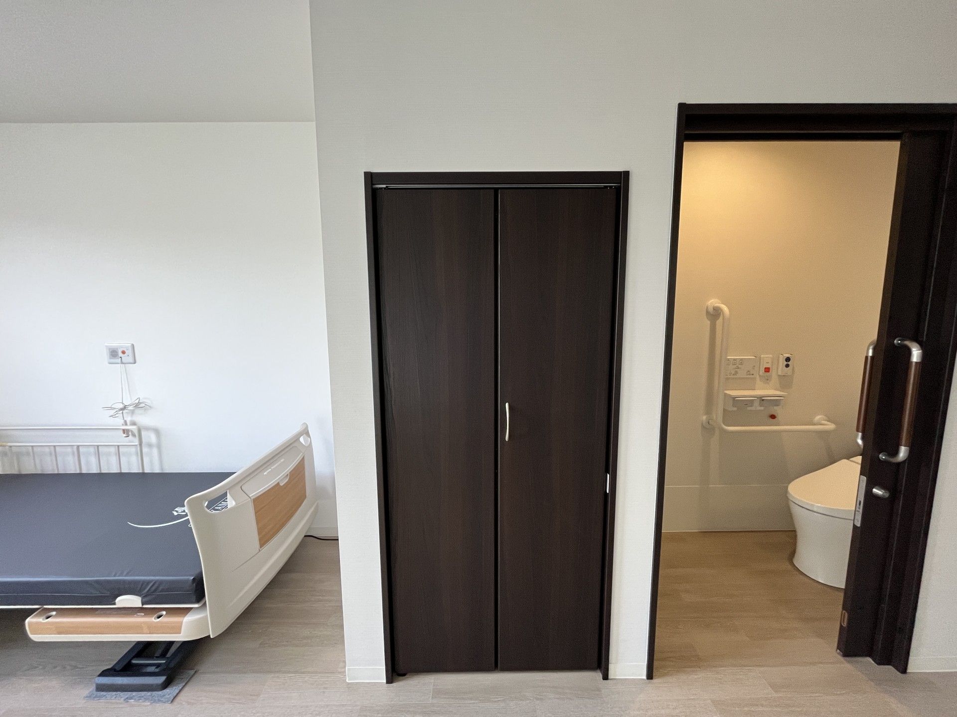 ベッドとトイレの配置