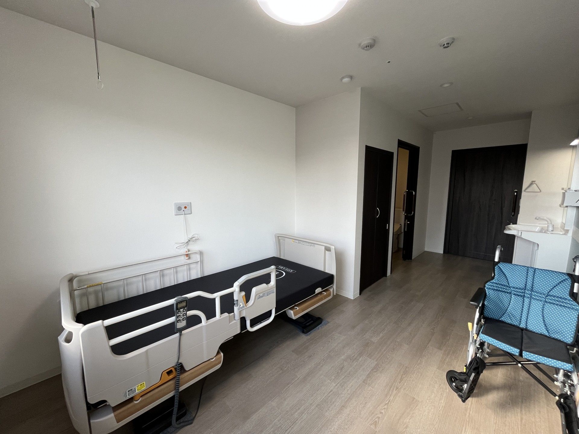 ベッドと車椅子のある部屋