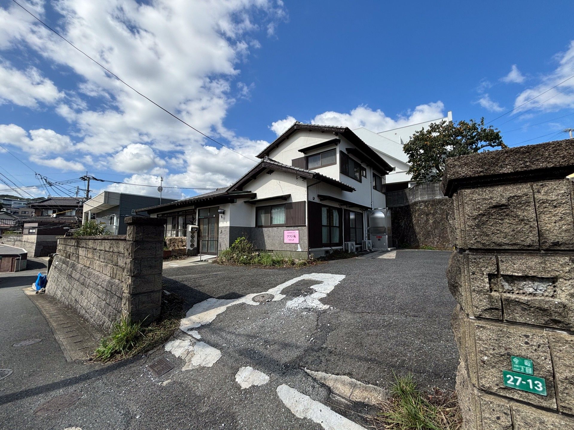 ゆったりとした施設の外観