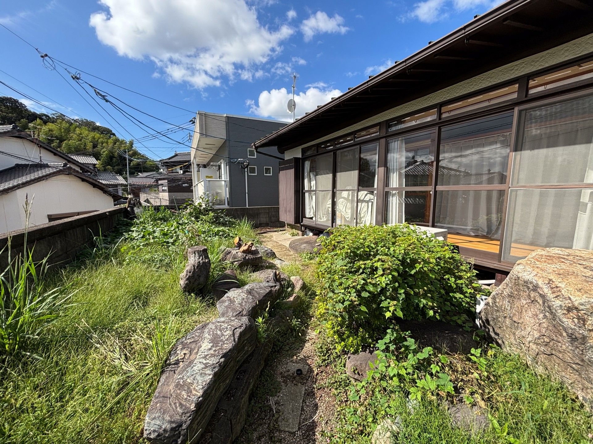 自然に囲まれた施設外観