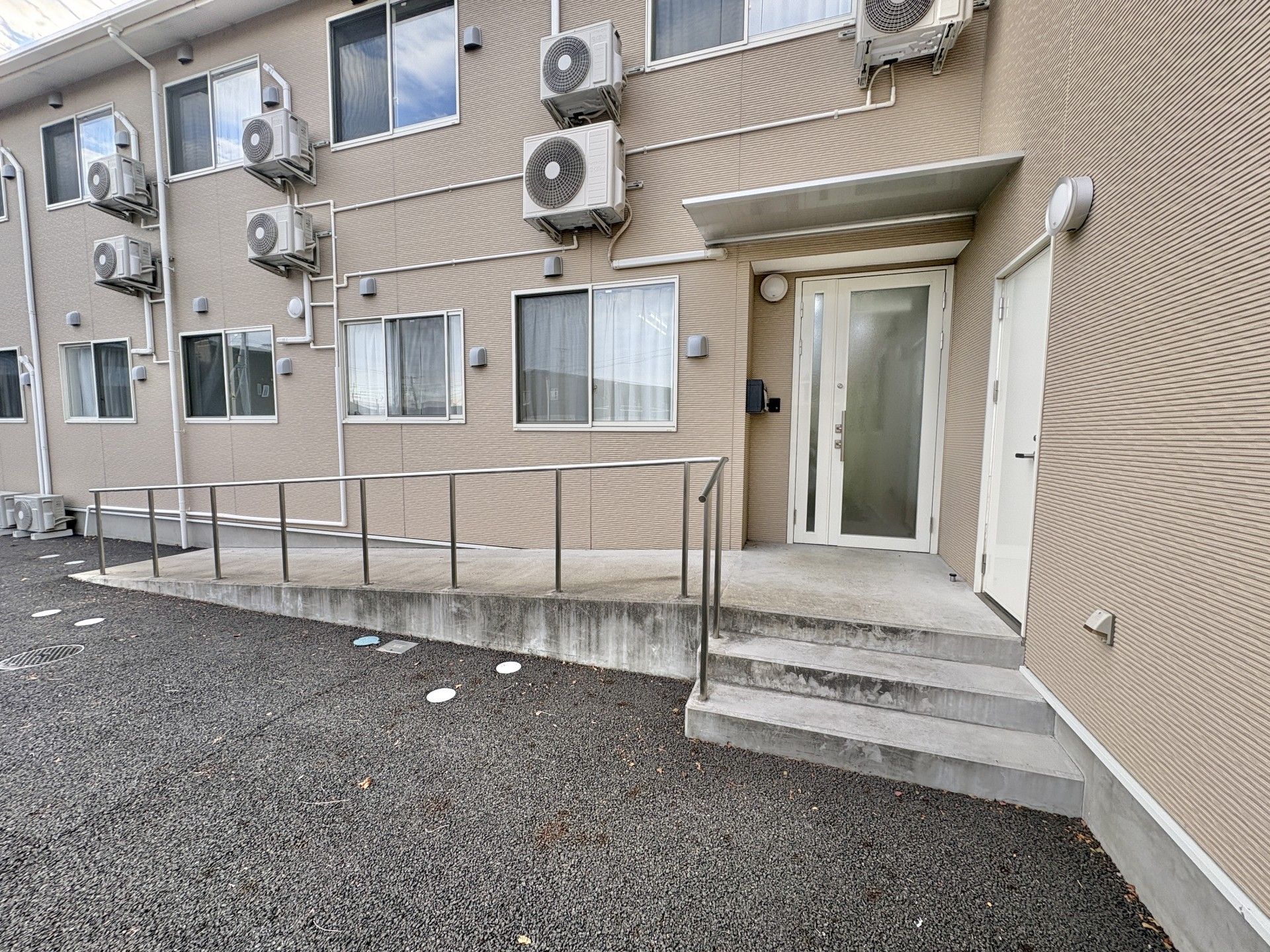 手すり付きのスロープ入口