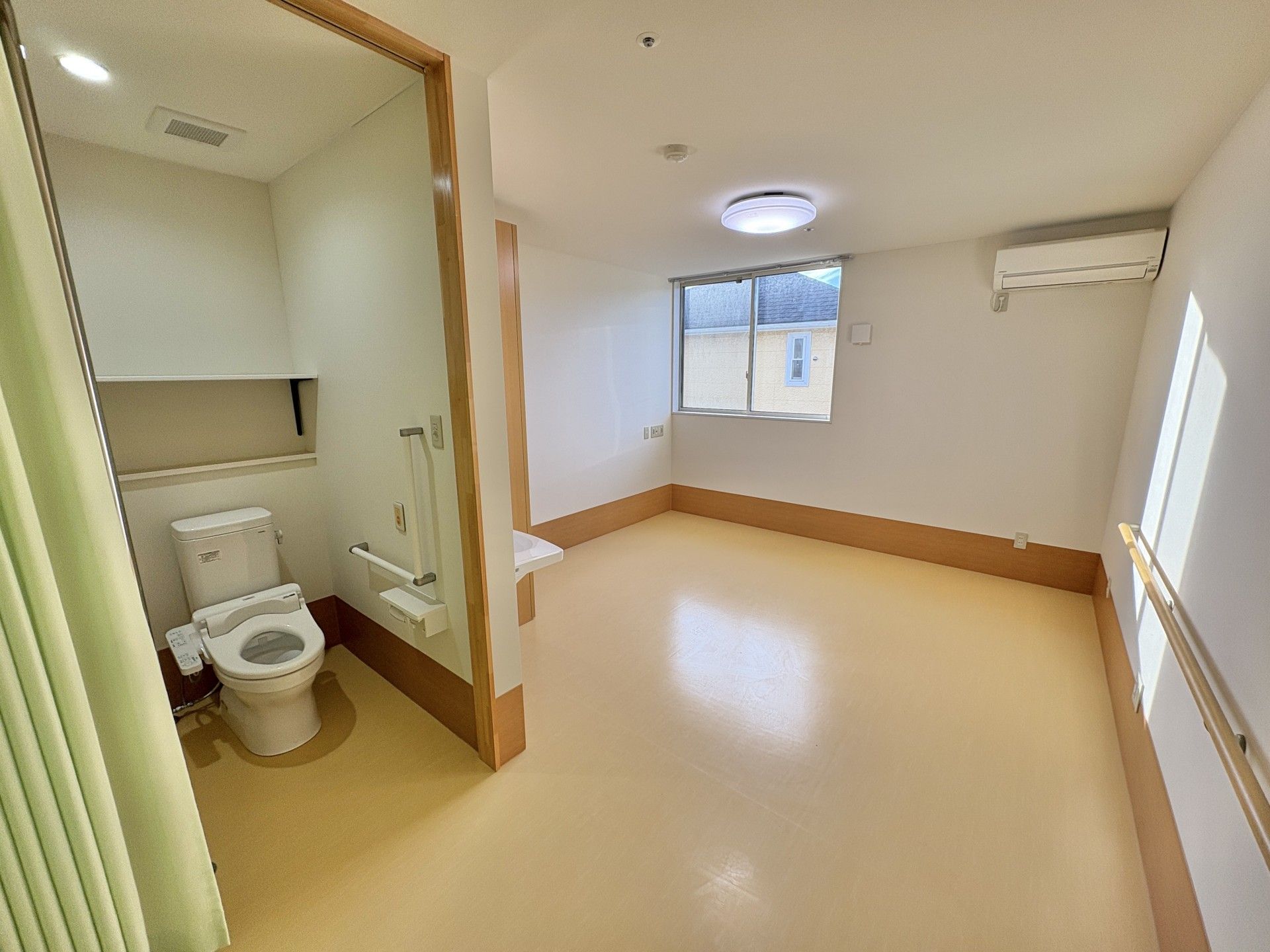 明るい個室とトイレ