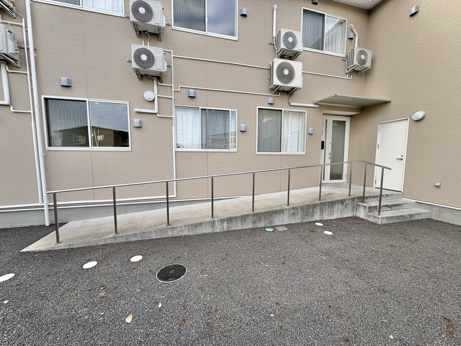 手すり付きのスロープ