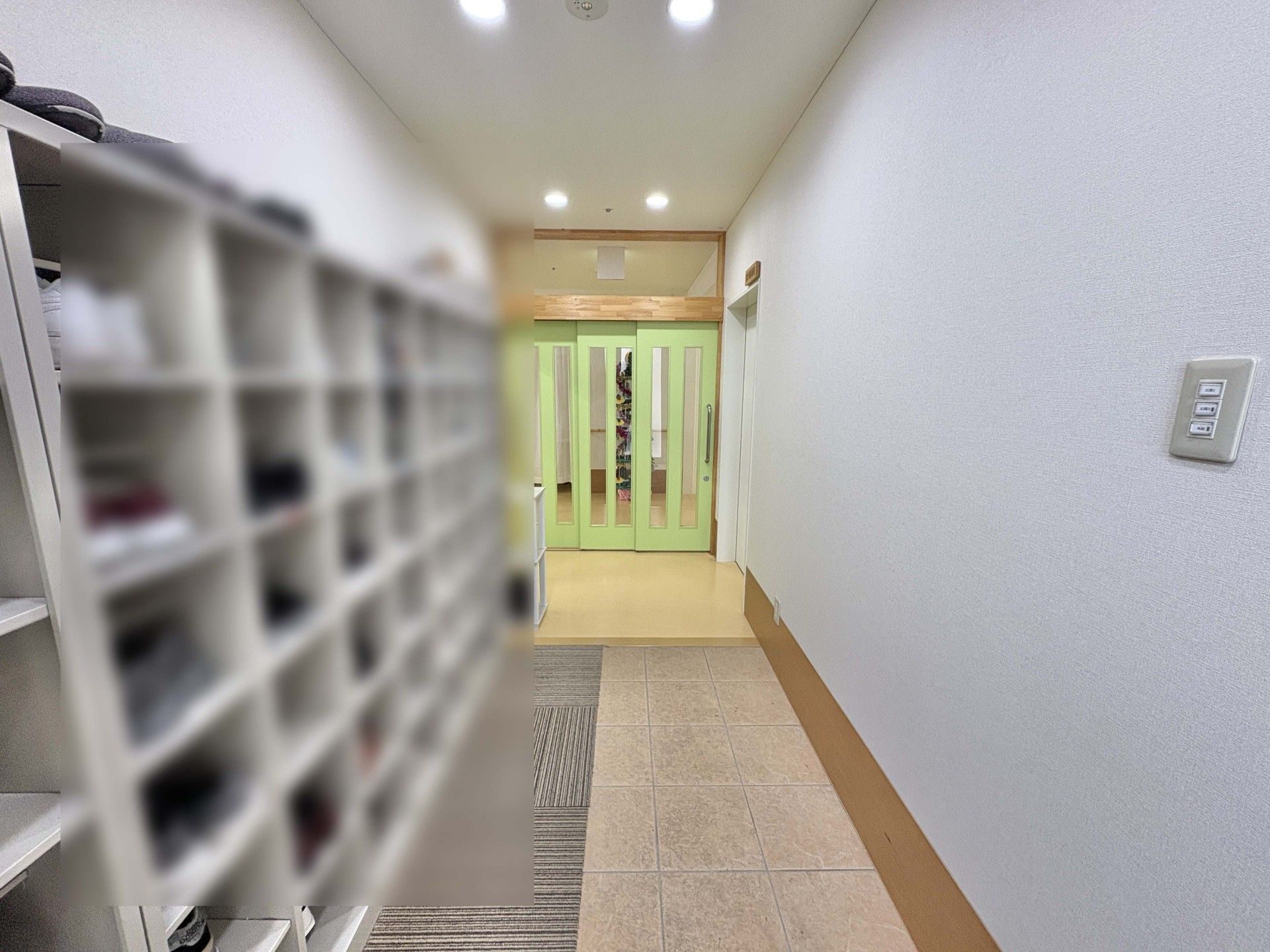 明るい廊下と緑の扉