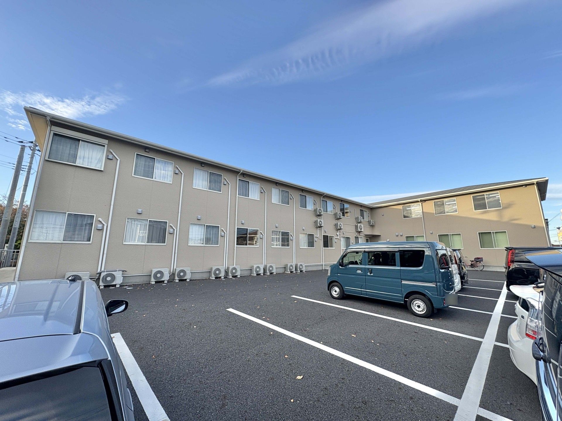 駐車場のある建物外観