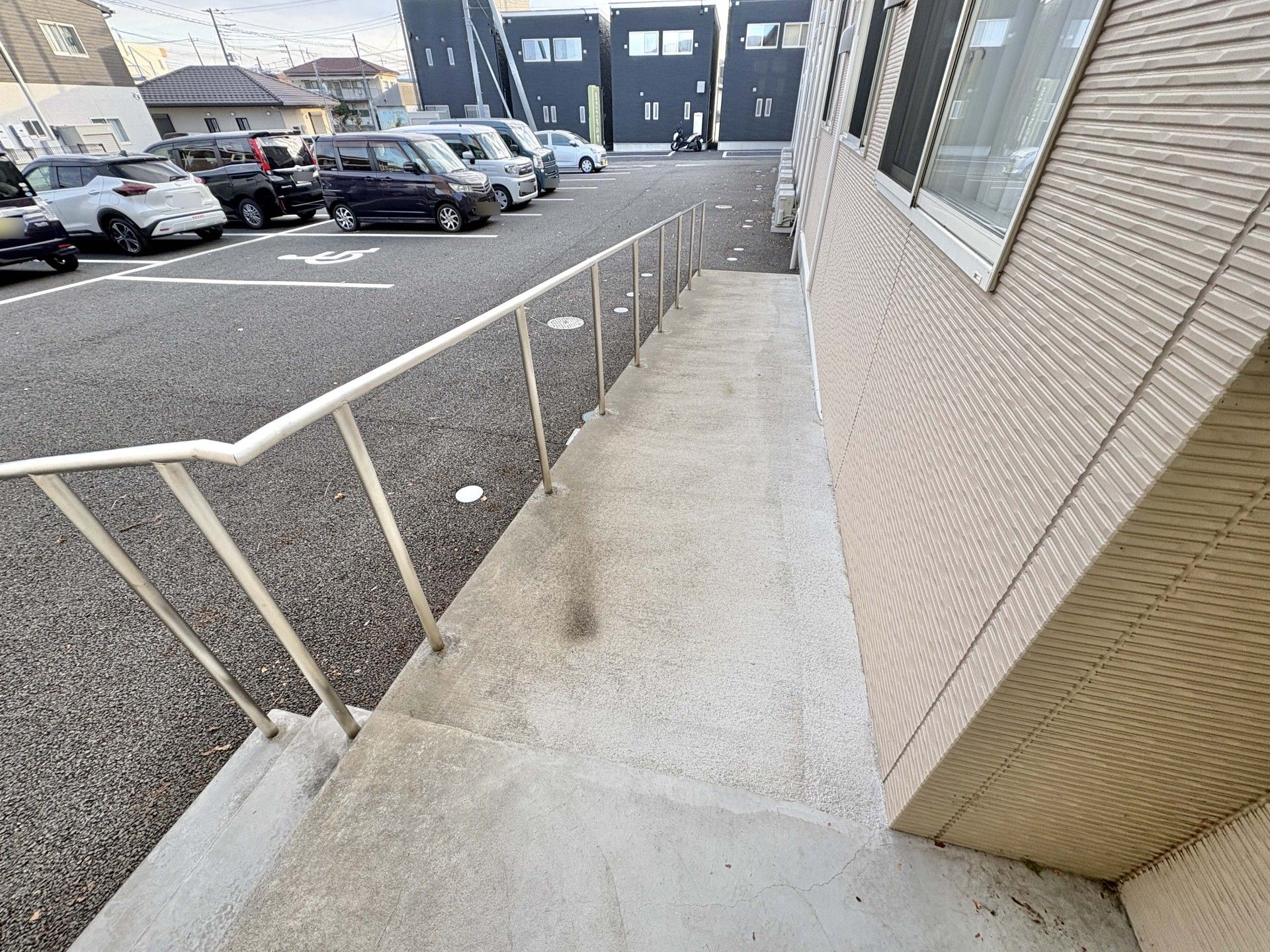 手すり付きのスロープ