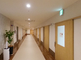 施設の廊下と掲示板がある風景