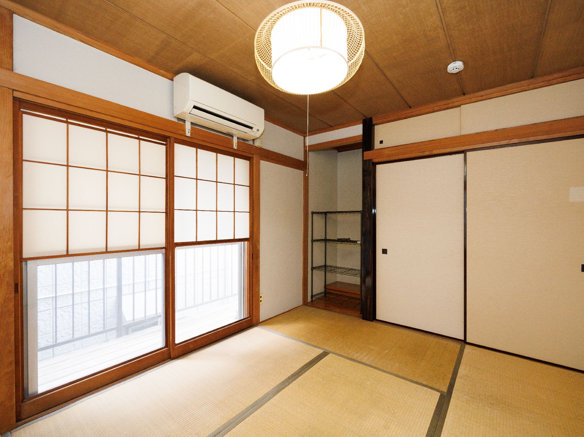 畳が敷かれた和室風の居室