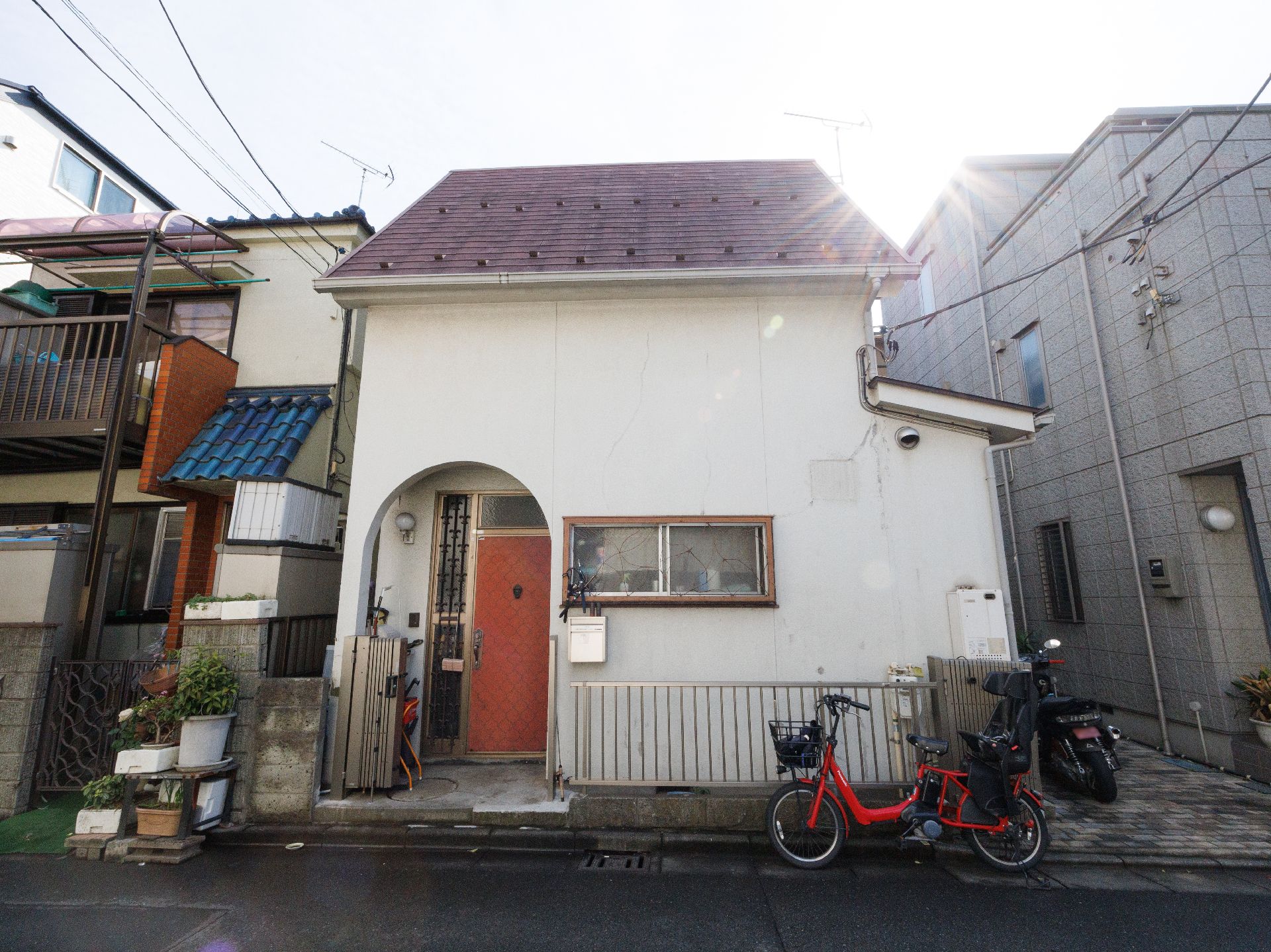 屋根と外壁ともに落ち着いた色合いで、住宅のような雰囲気がある外観