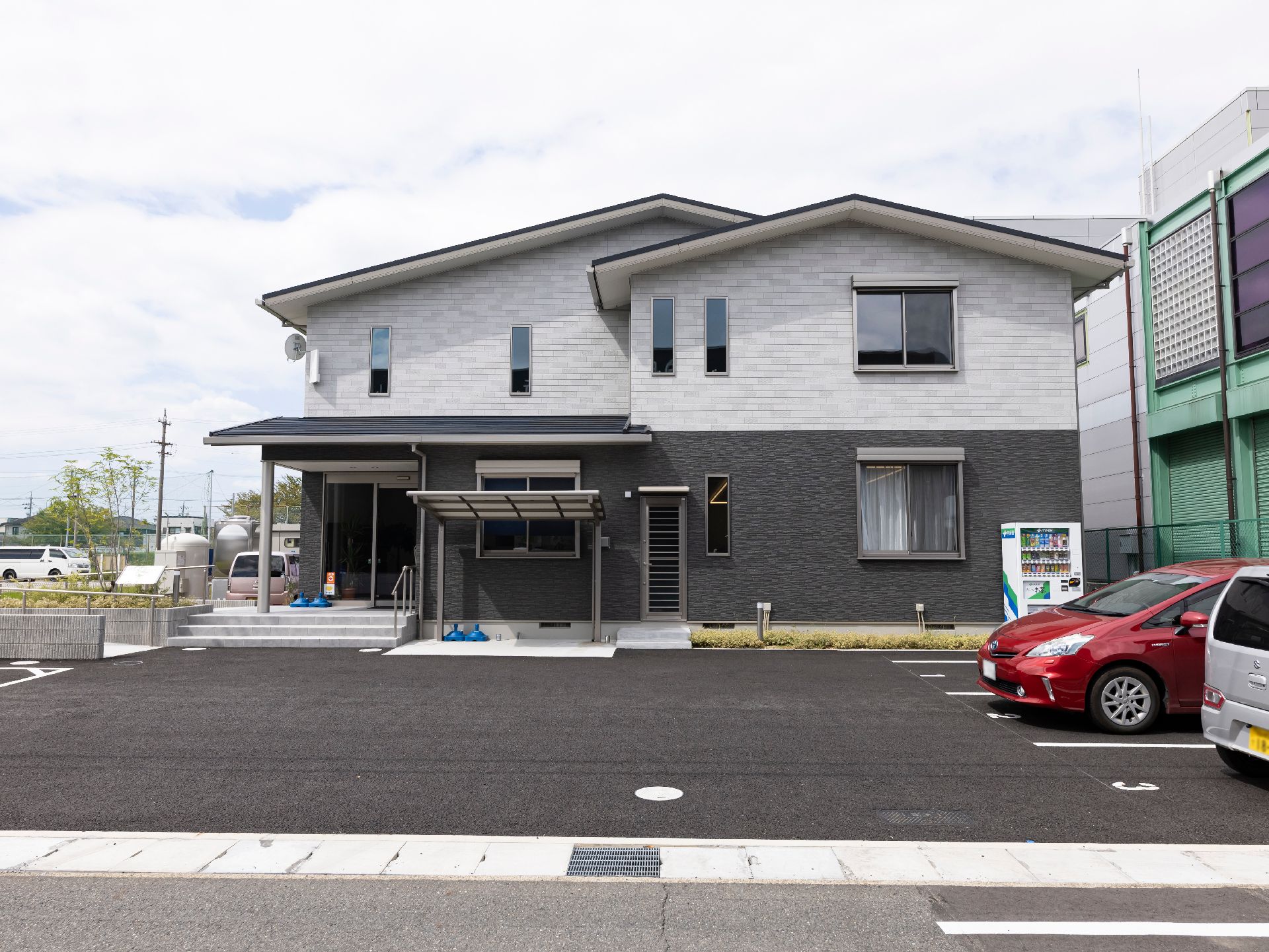 白と黒のモノトーンの外観の住宅型有料老人ホーム