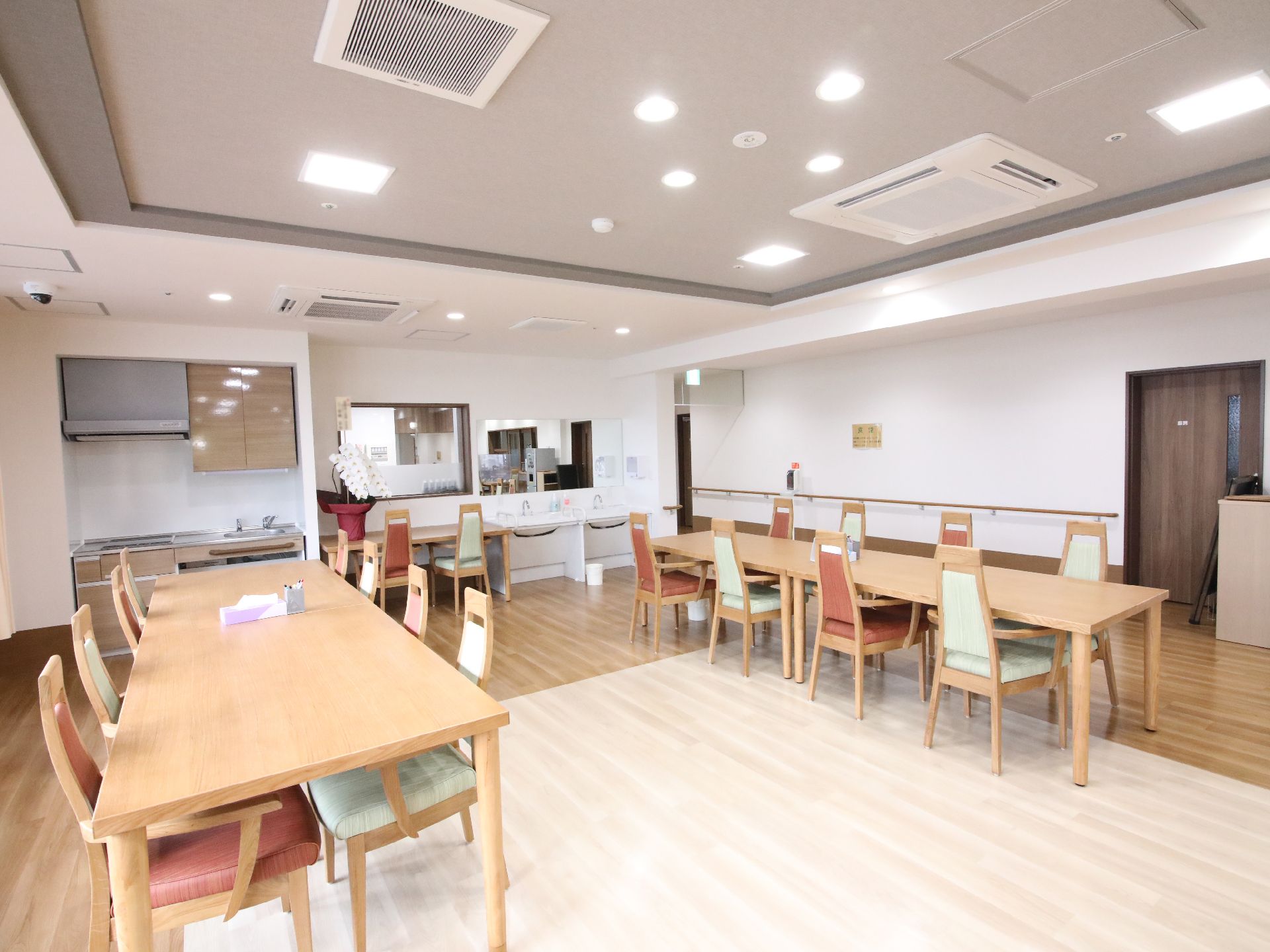 照明で明るい雰囲気の食堂