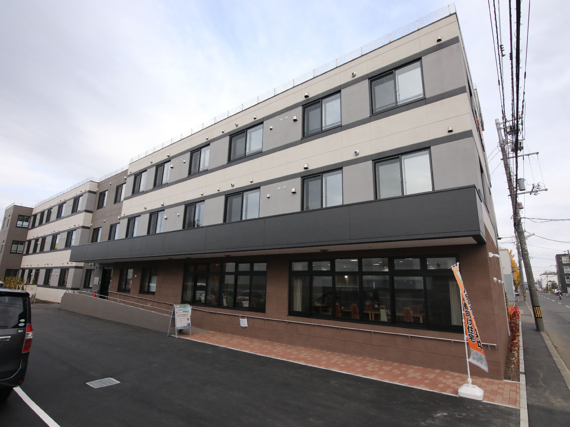 落ち着いた雰囲気の3階建ての外観