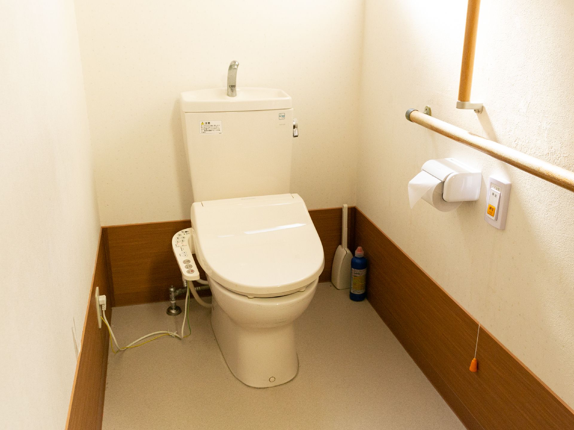 手すりが取り付けられているトイレ