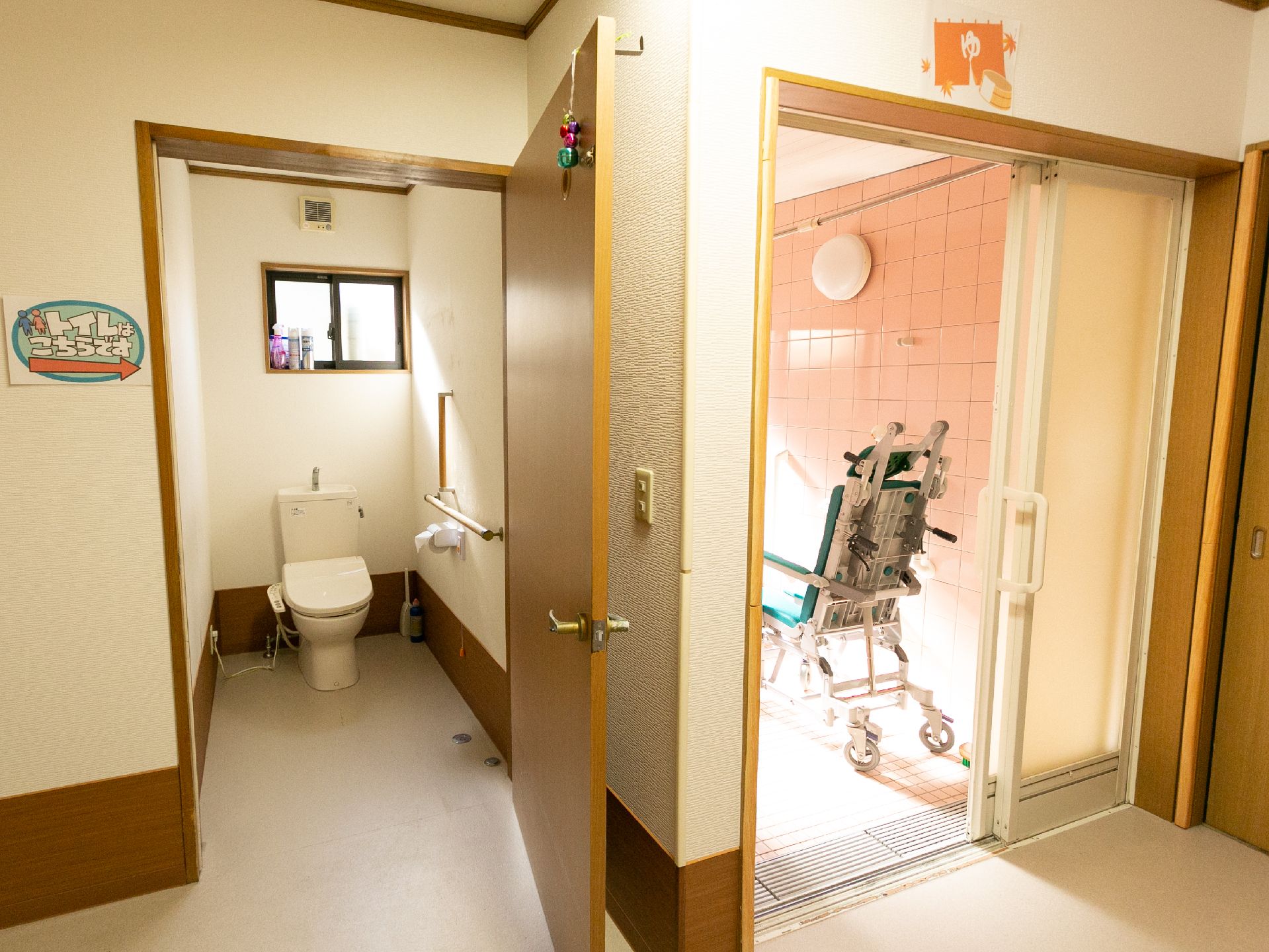 車椅子の人のために手すりが設置されているトイレ