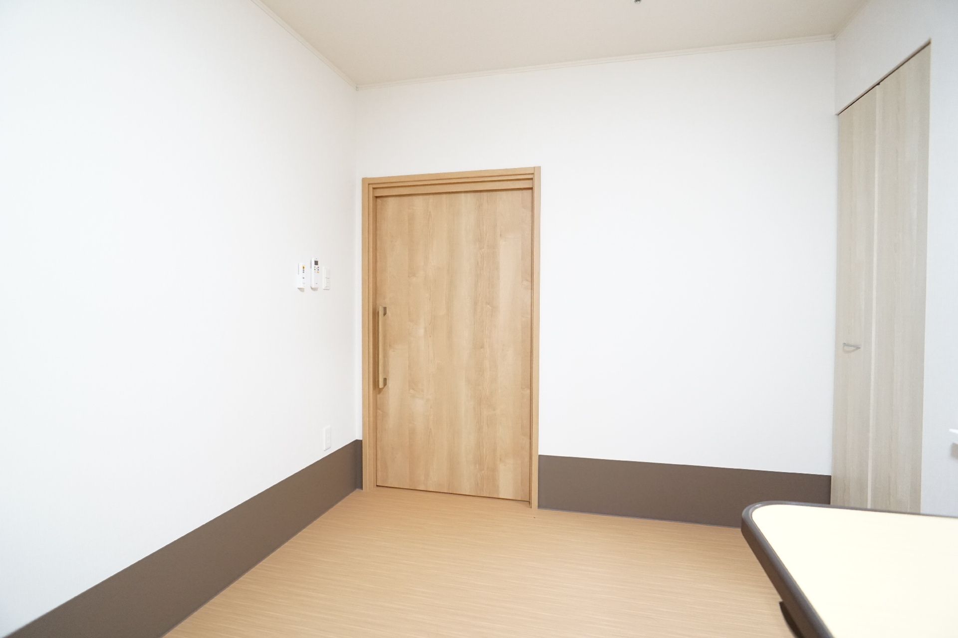 何も置かれていない白い壁の部屋