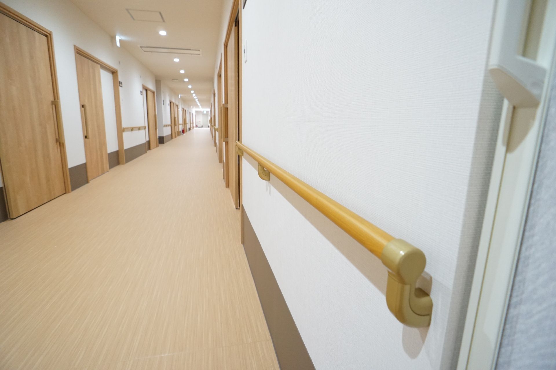廊下の白い壁に取り付けられた木製の手すり