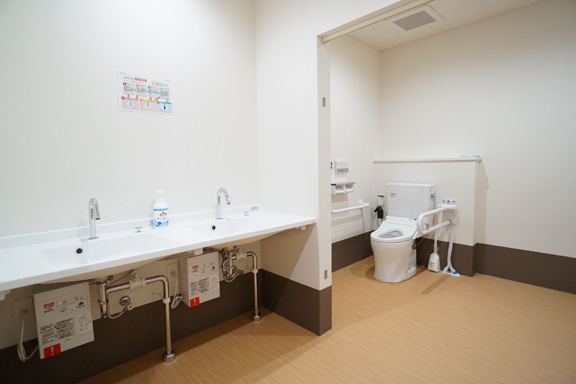 トイレの隣の部屋の２台並んだ洗面台