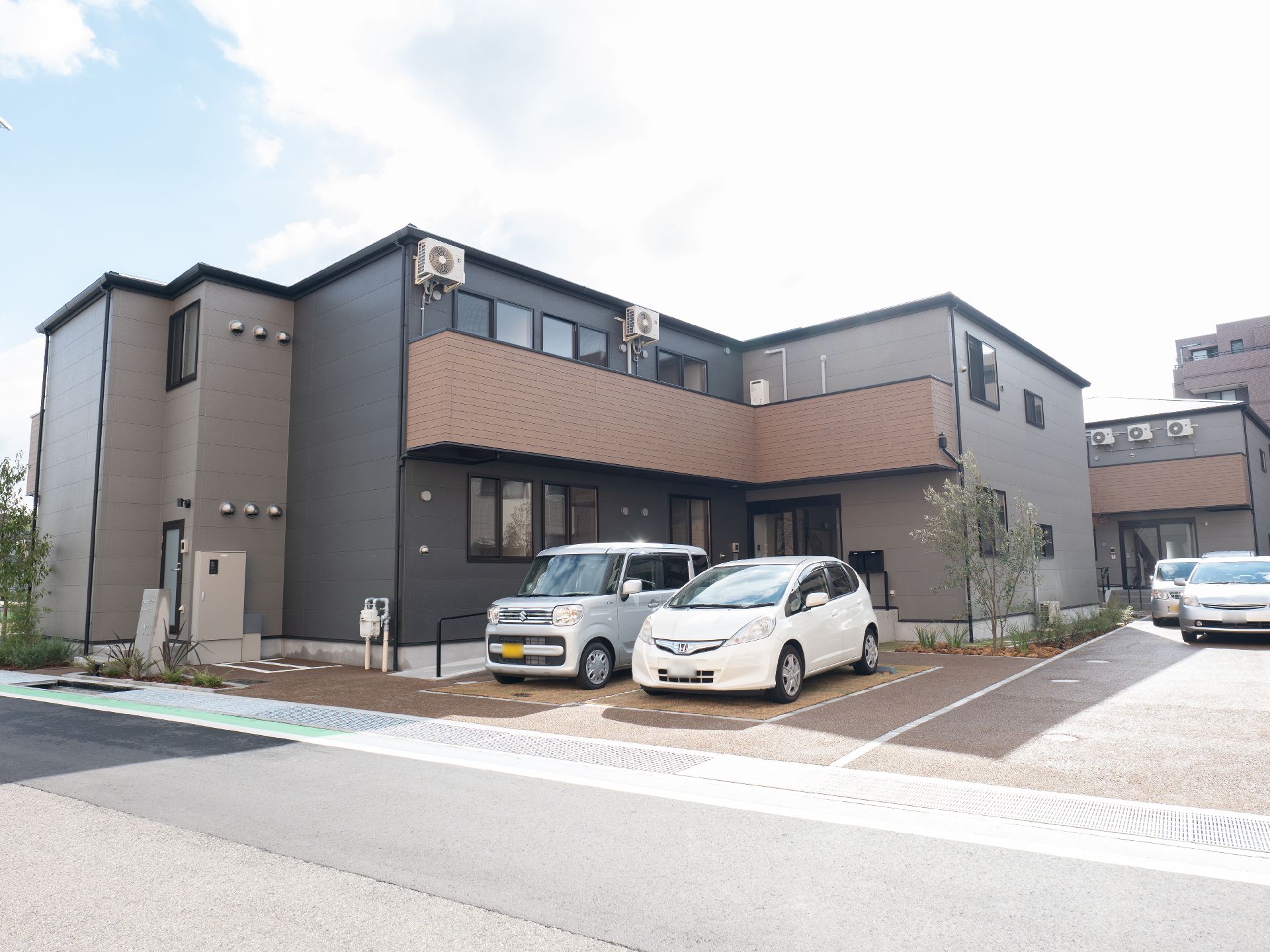 近隣に駐車場が設置されている介護施設の外観