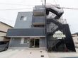 外観の階段と入口