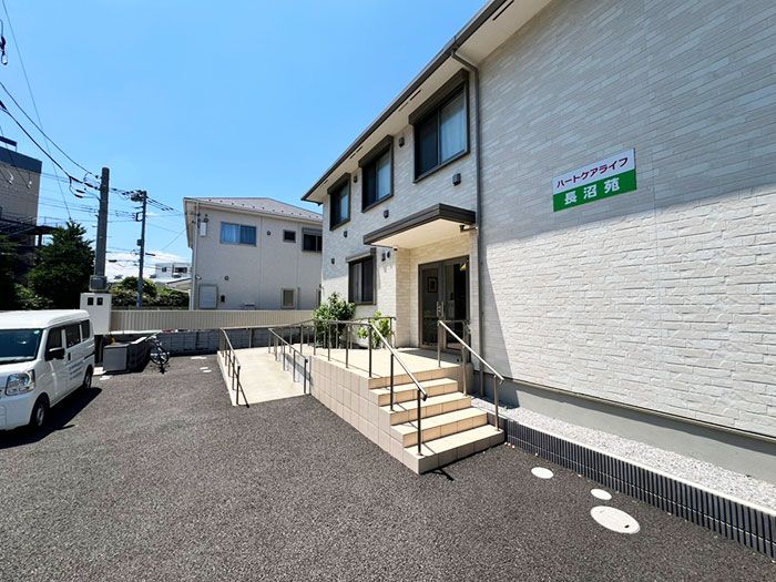 明るい外観の建物入口
