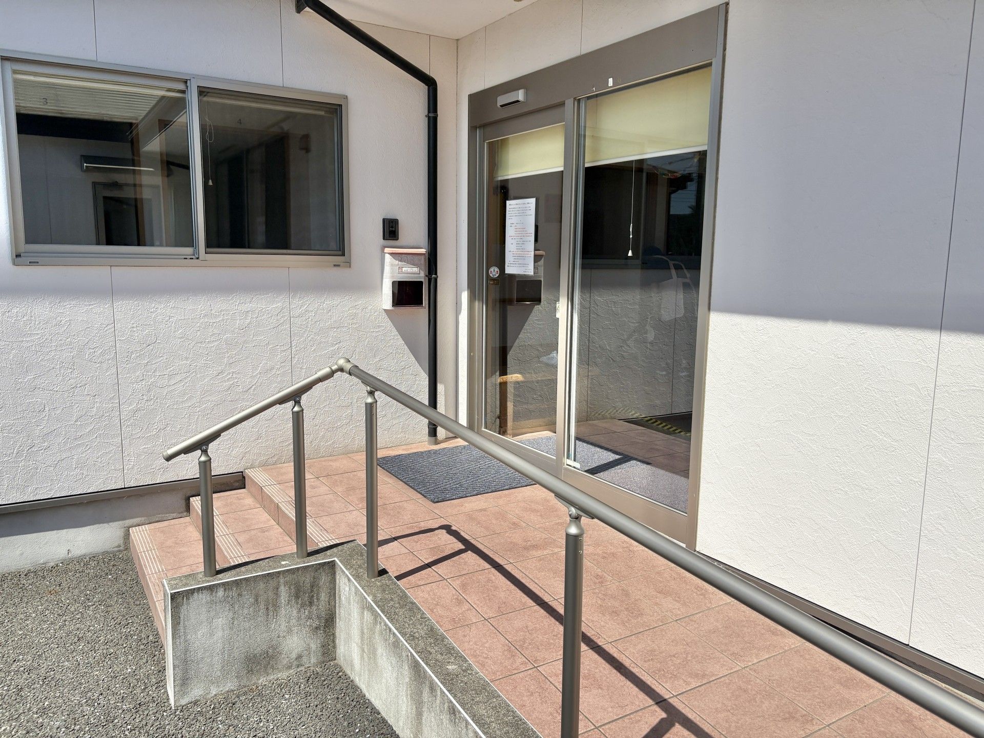 手すり付きの玄関