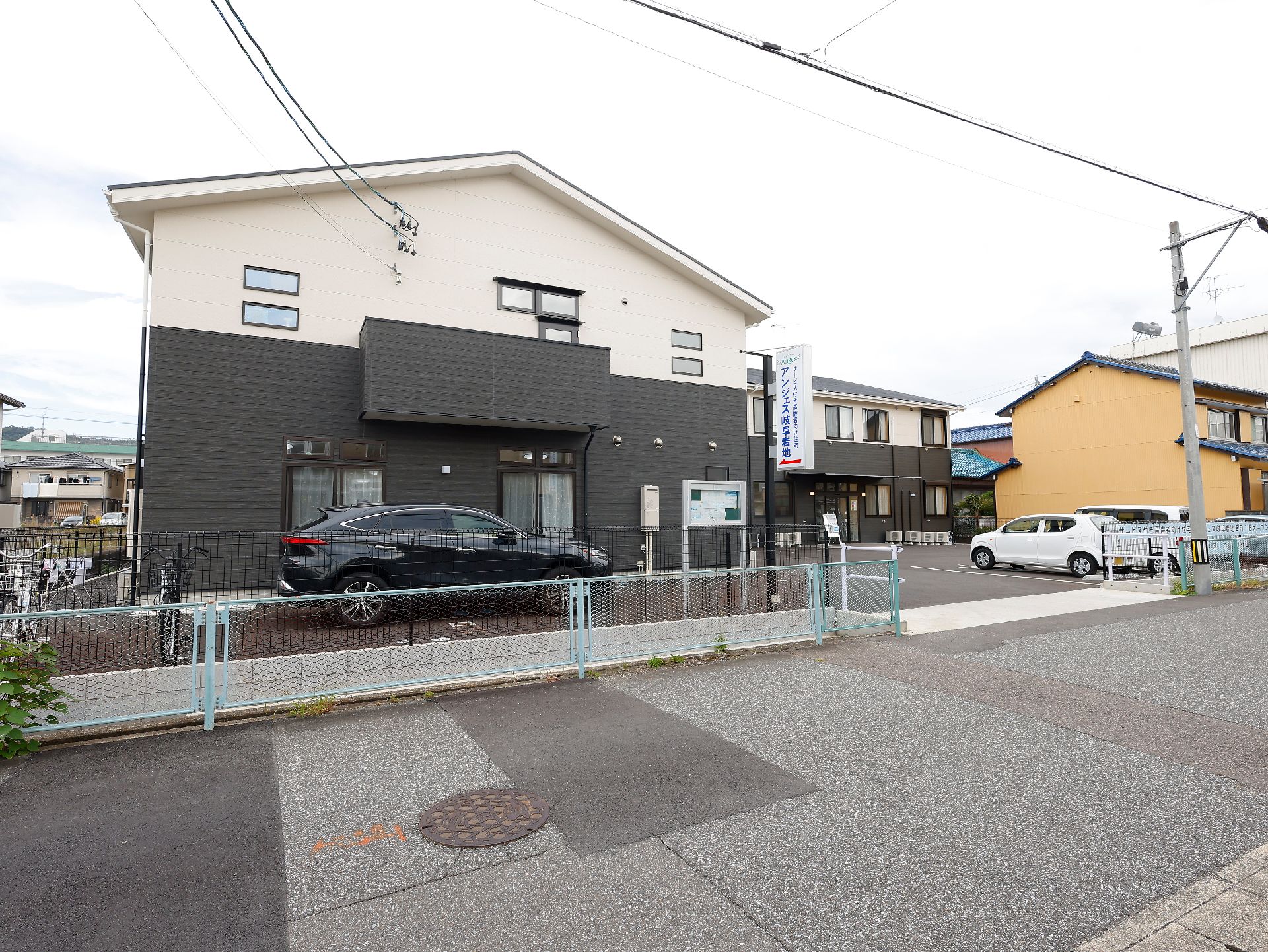 白と黒のモノトーンが特徴な外観の高齢者向け住宅