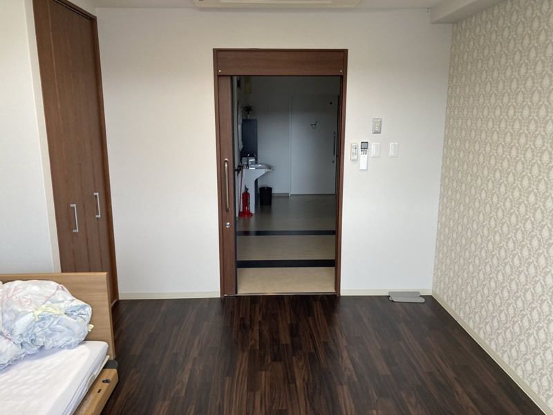 スライド式のドアが付いた居室内にはクローゼットがあり、寝具付きの介護ベッドが置かれている。