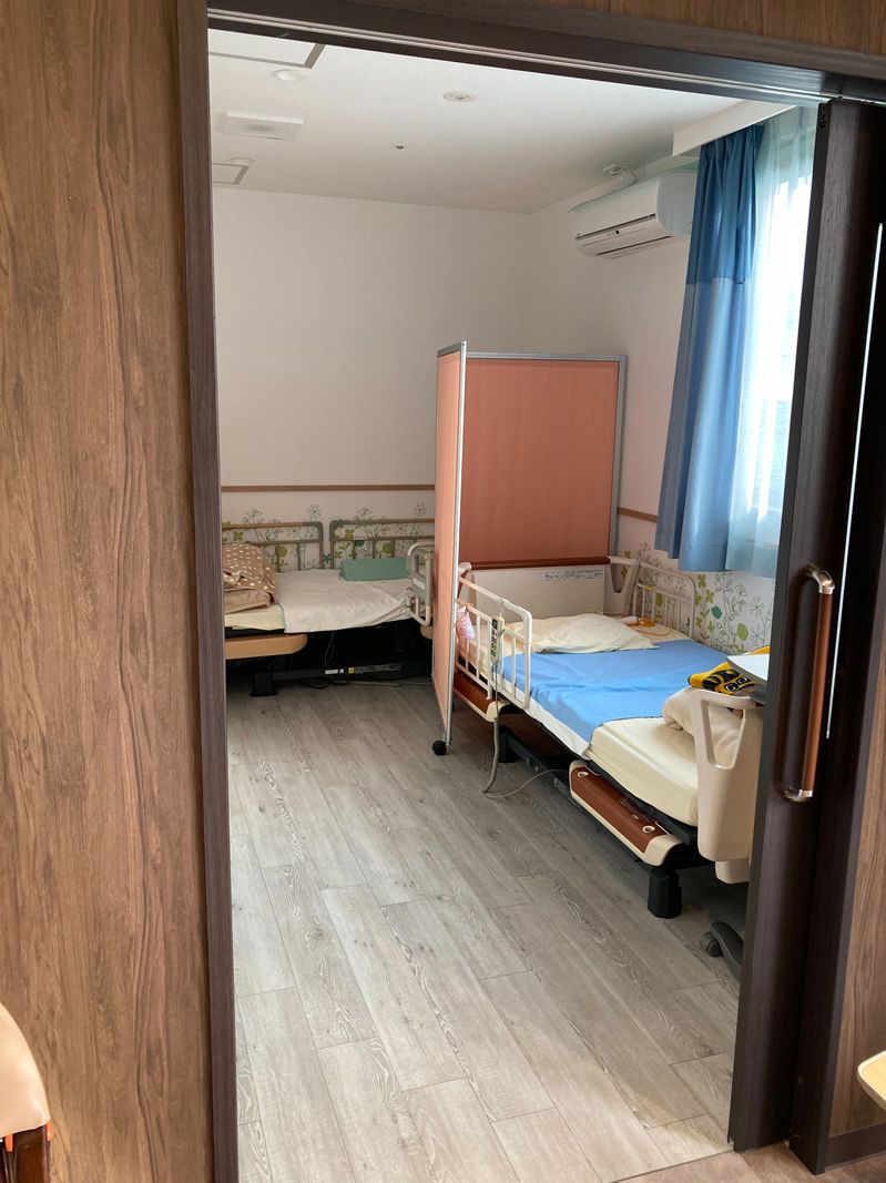 寝具付きのベッドが2台置かれた静養室にはエアコンが設置され、パーティションも置かれている。
