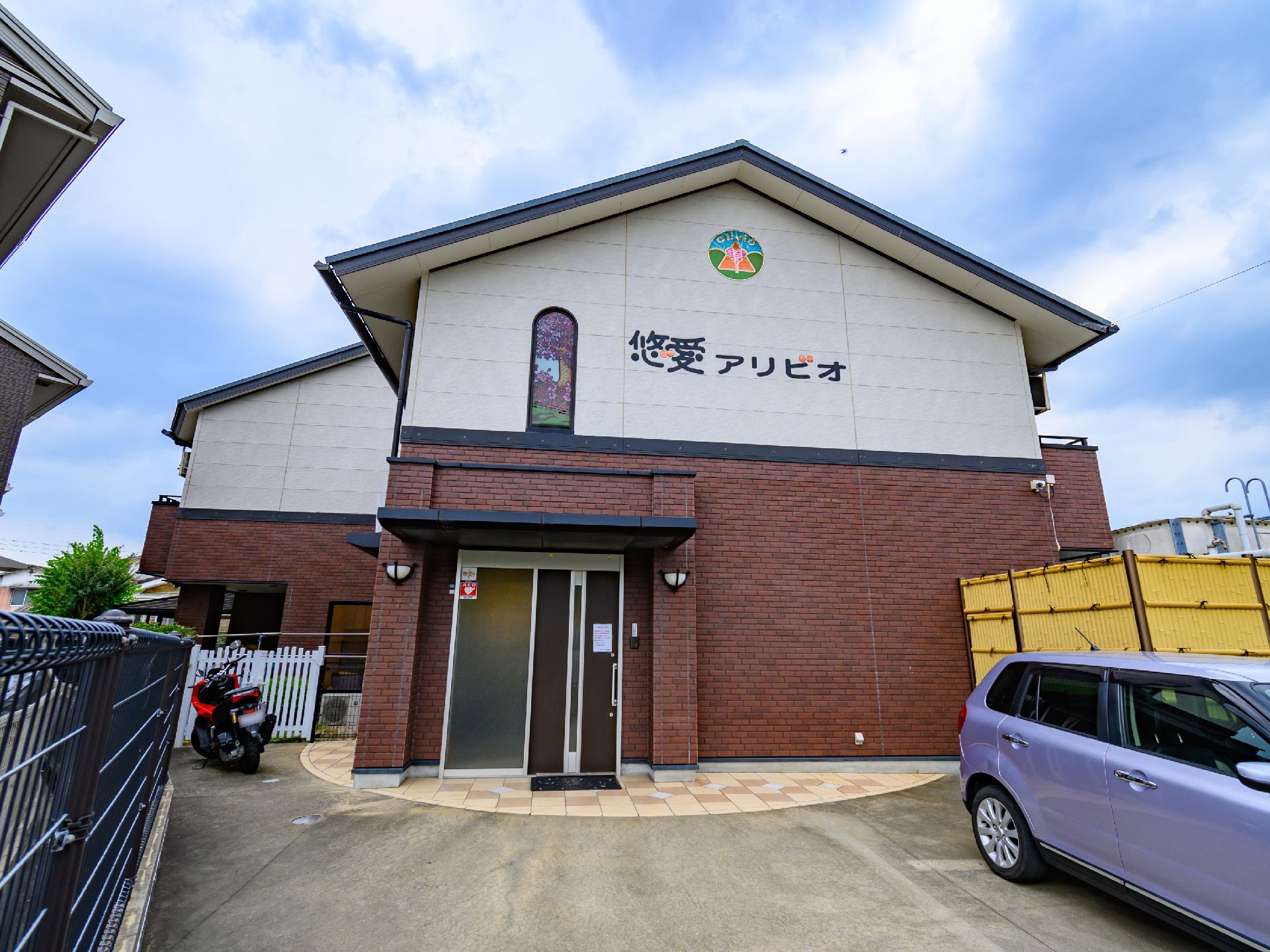 施設内にある敷地部分を含む、１階から２階までの建物全体の外観