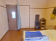 明るい個室の介護施設の部屋