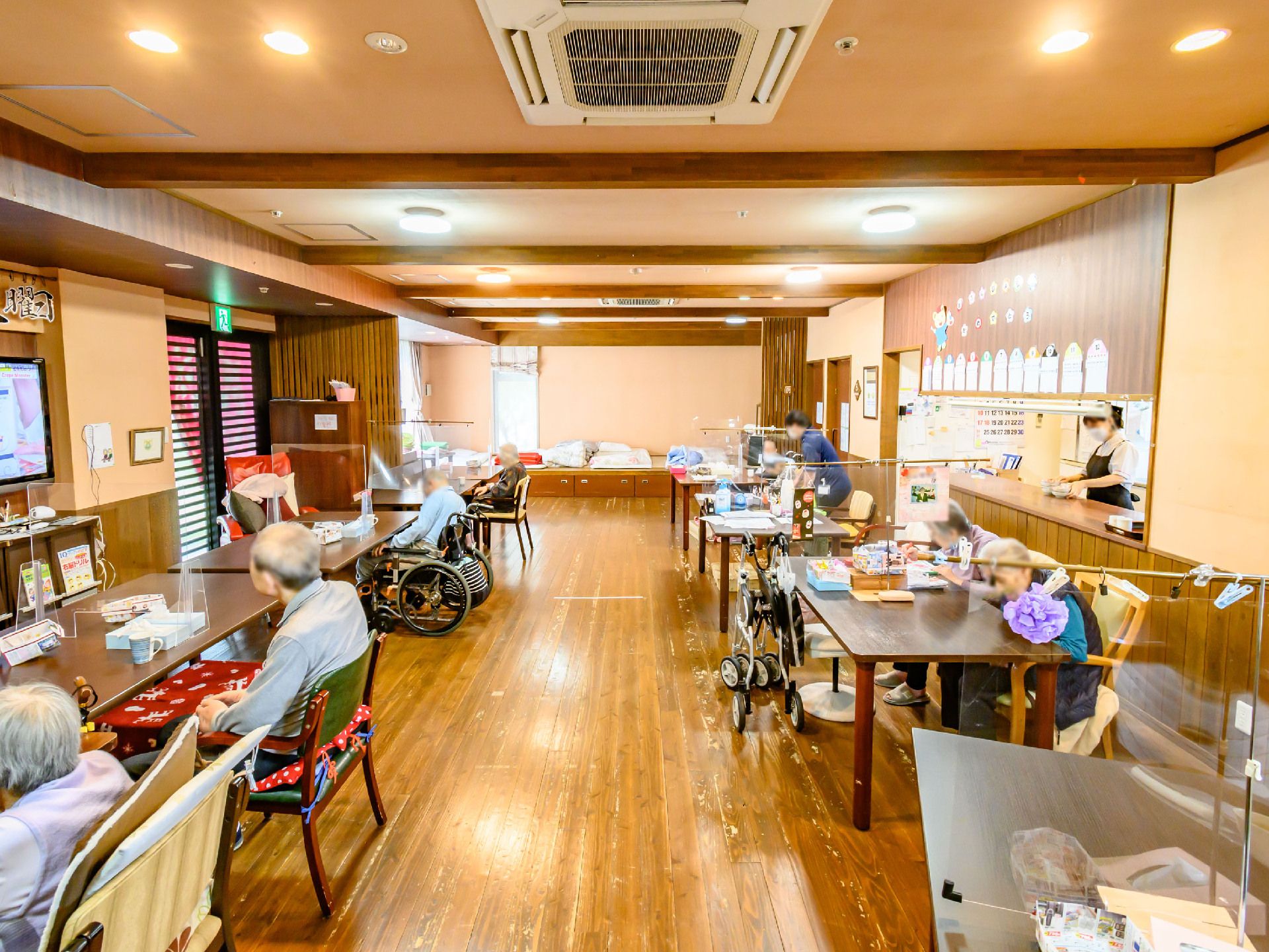 大きい部屋で一緒にご飯を食べる入居者様