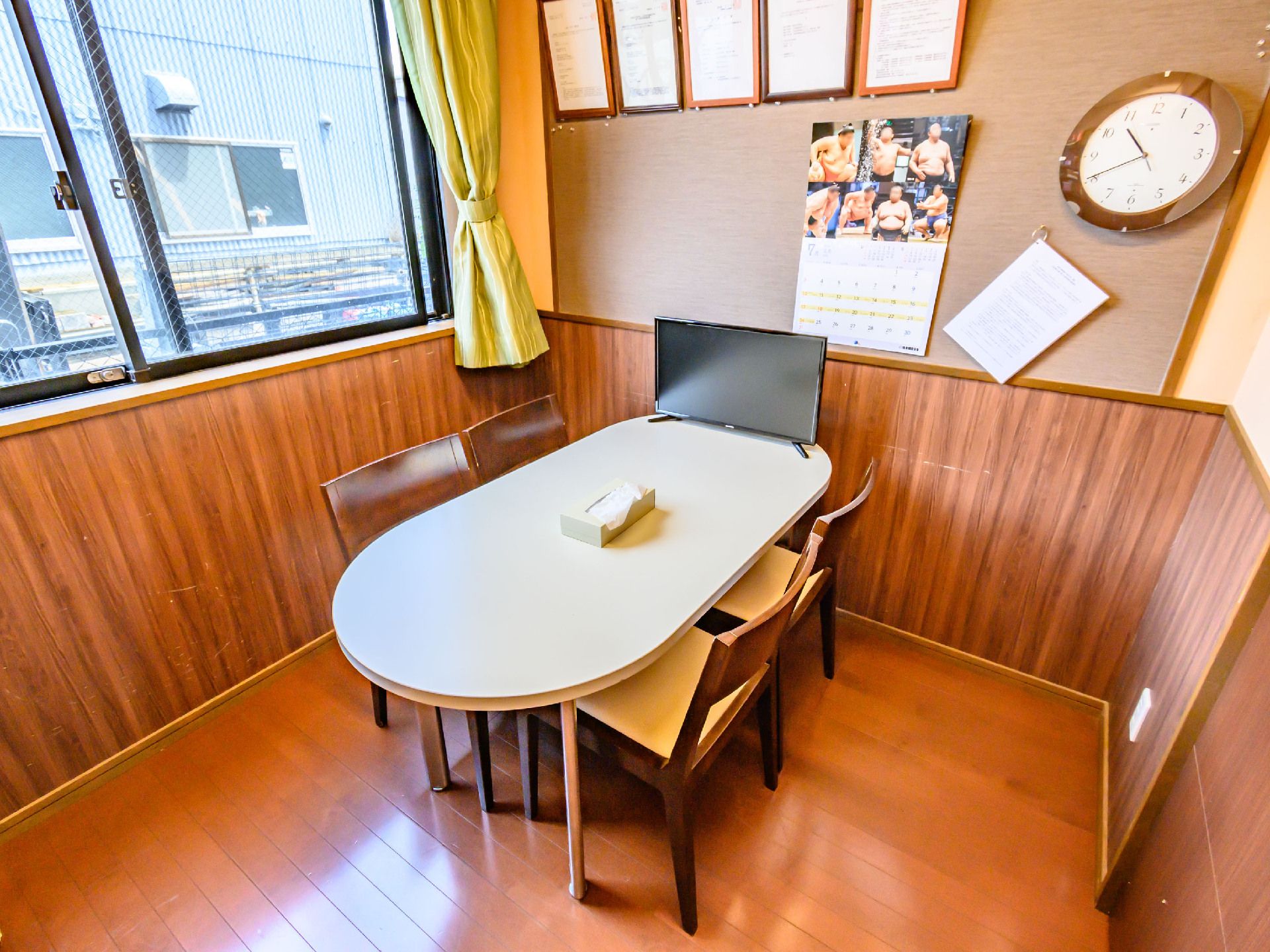 丸テーブルとテレビのある部屋