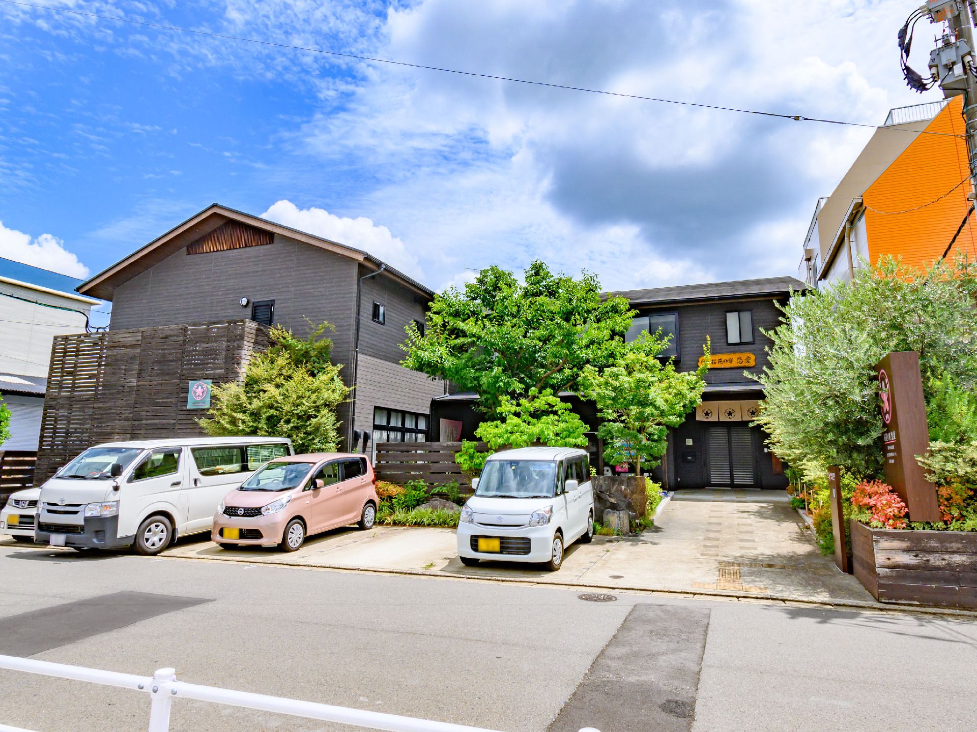 駐車場のある黒い建物