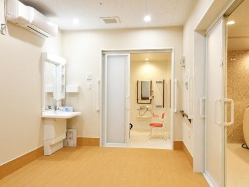 車いす対応の洗面所がある脱衣所にはエアコンもあり、浴室が正面と右側の２か所にある。