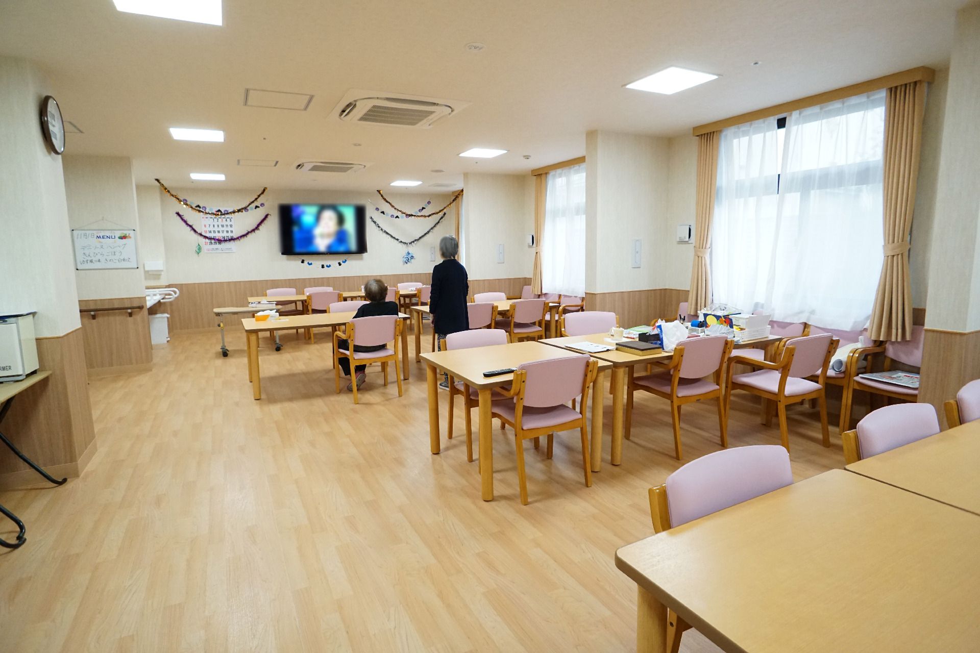 テーブルや椅子、テレビが置かれ、入居者が自由に時間を過ごすことのできる共有スペース